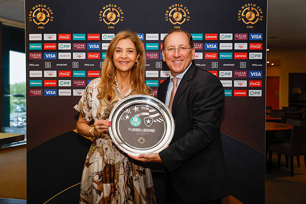 John Textor, get out! In a large-scale protest after the team’s shocking relegation to Ligue 2, Lyon fans chant at the owner who is under criticism.