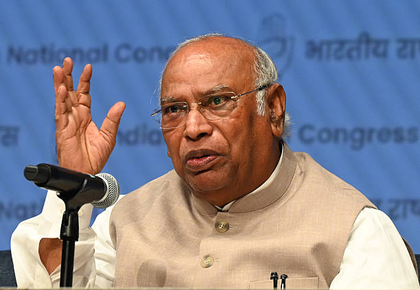 🏏 Shashi Tharoor Slams BCCI Venue Choice After Smog Forces Abandonment of Lucknow T20I